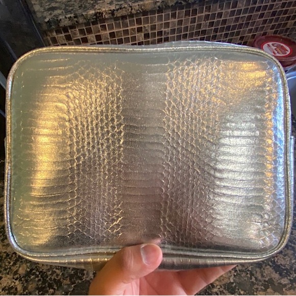 🆕🔥VICTORIA SECRETS GORGEOUS&CHIC GOLD CHAIN SILVER/REPTILE TEXTURE CROSSBODY - Picture 6 of 11